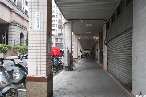 住家騎樓可以停車嗎|騎樓及人行道可以停車嗎？